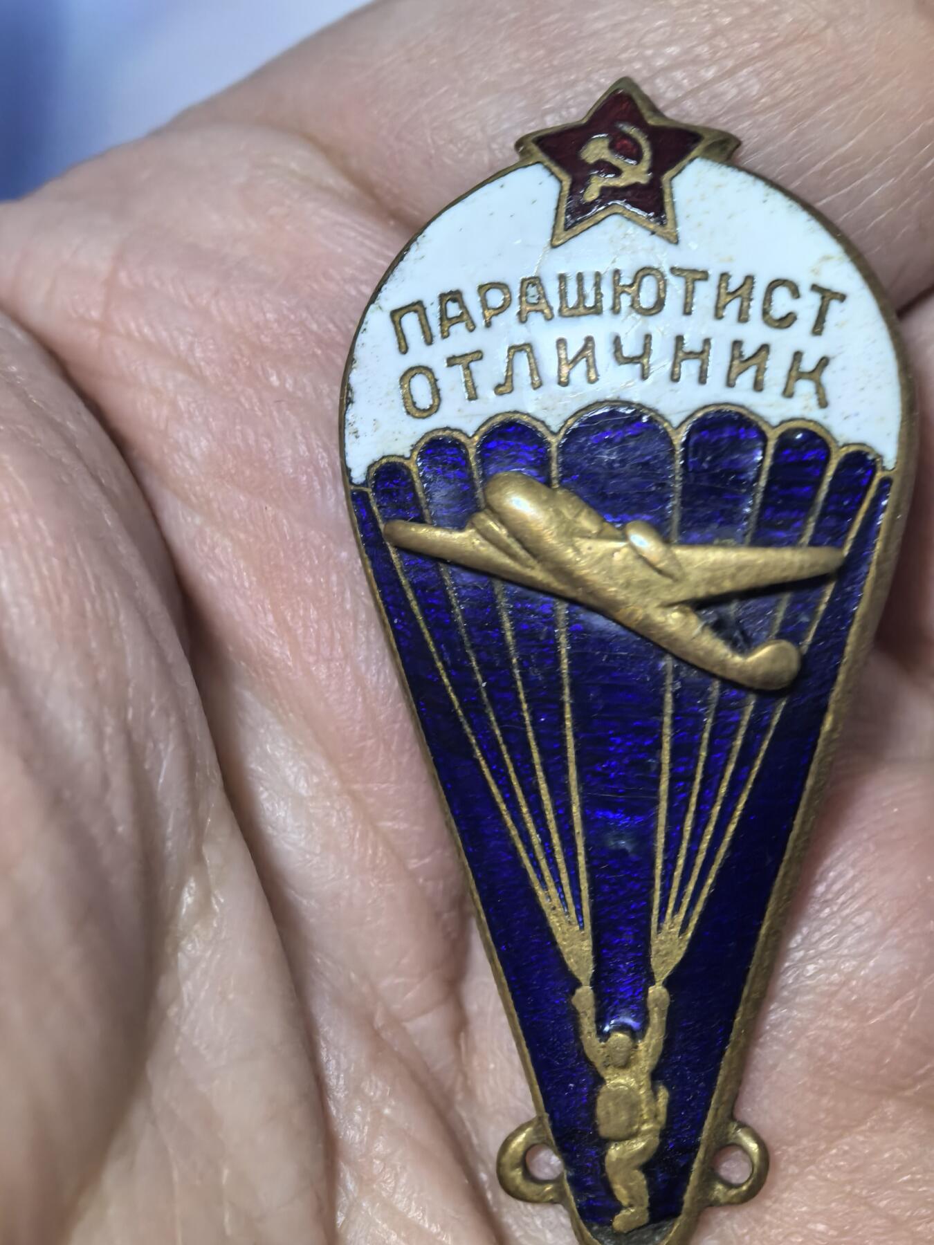 苏联勋章奖章拍卖 本次有亚捏，苏联艺术家，2次英雄的奖状，国际运动员全套等好货 不要错过 3月20日晚上九点结束在麦稀奇 找不到的加我qq或者微信都是184277308备注苏章拍卖。