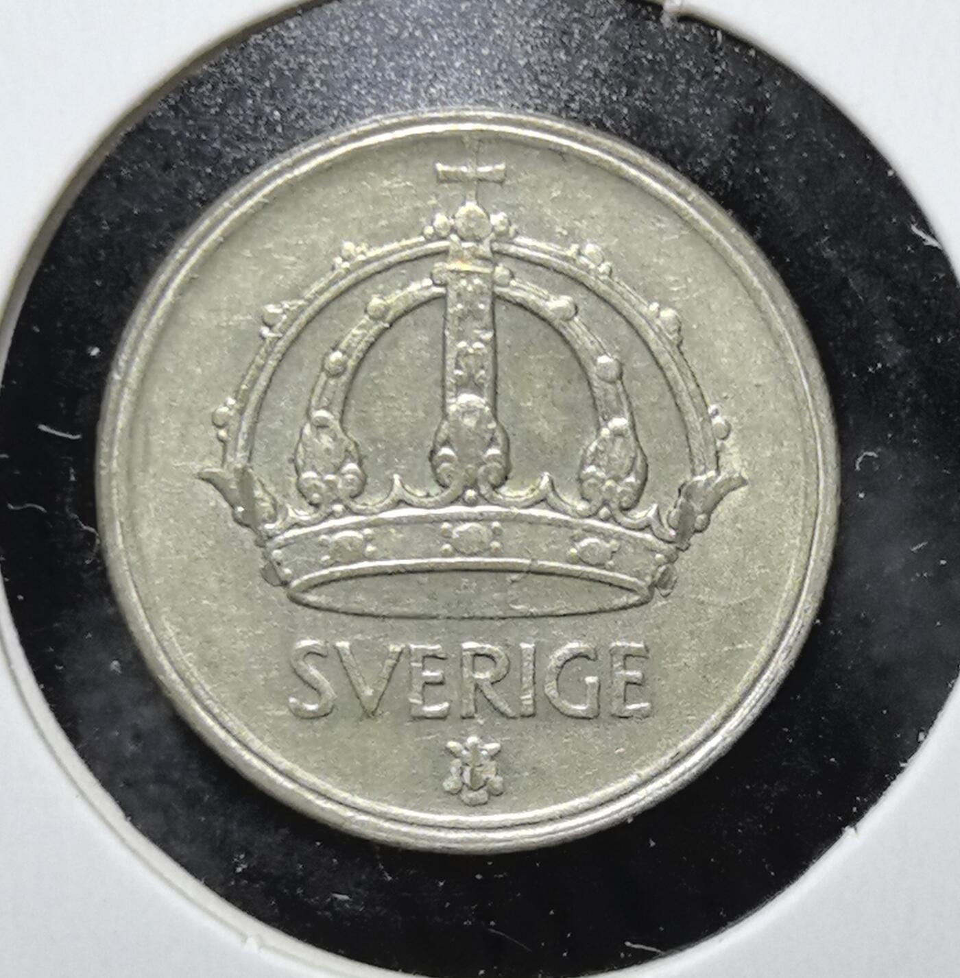 外国优质老铜币银币苏联纪念章，每周六晚九点倒数截拍，满百包邮可寄存，持续收拍 瑞典1946年25欧尔银币。正面为瑞典王冠国徽，背面标注面值与年份，是瑞典战时经济与货币史的实物见证