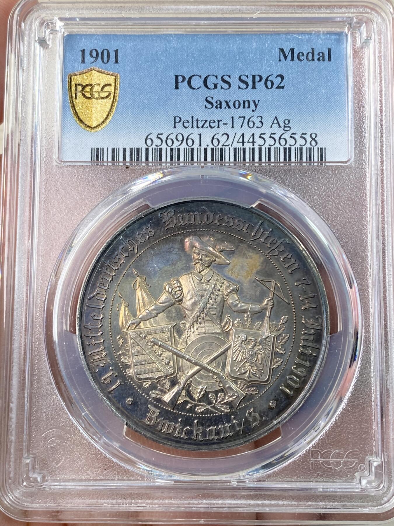 万国钱币拍卖第063期 PCGS SP62 1901年德国萨克森-茨维考第十九届中部联邦射击节银章 独特设计双面盾徽浮雕极其精美 孔雀蓝渐变火烧云包浆摄人魂魄般美丽 