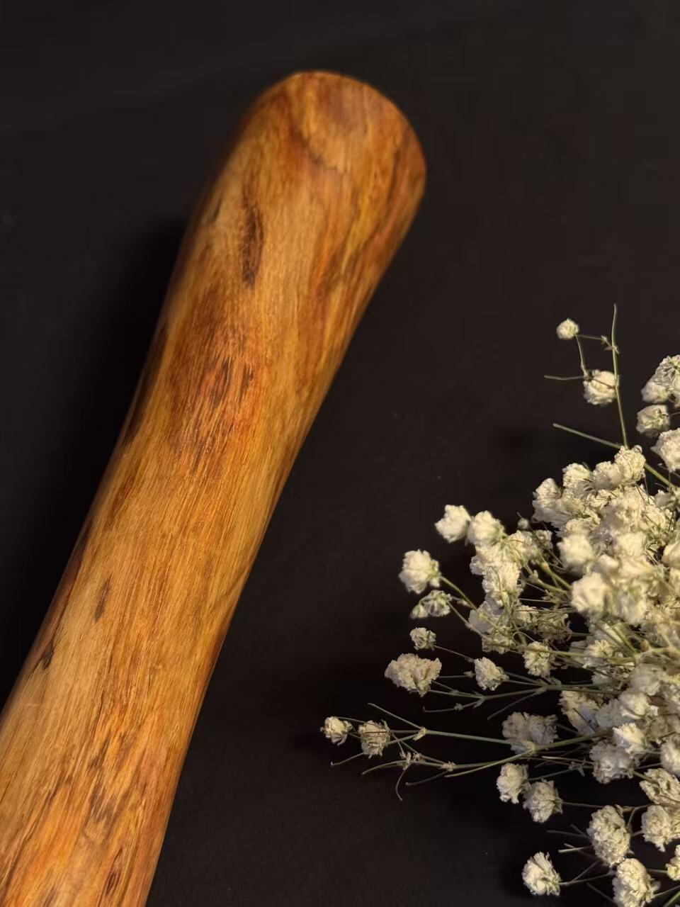 零元拍：NO.27终于在节前收到这批送出去加工的海南黄花梨随型把玩棍横财，这也许就是玩木头的乐趣吧，每一个花纹都独一无二，是自然与匠心的完美邂逅。 它保留了木材最本真的曲线，每一处起伏都像是时光在木头上留下的指纹。尺寸：49.5/6.2/5MM