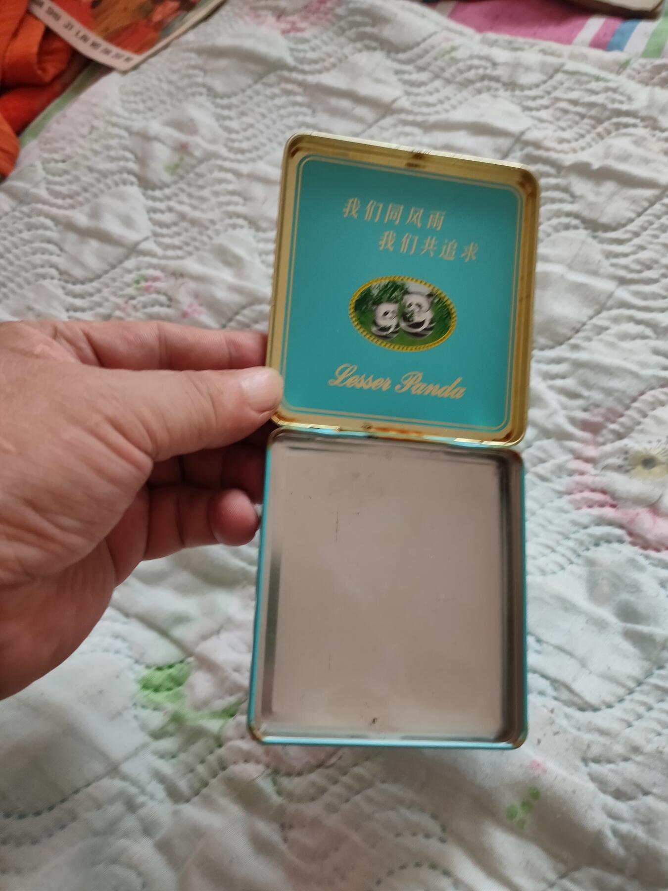 邓公经常抽的小熊猫烟，注这烟盒不是邓公日常自用的。別搞混了！只不过邓公也用这种烟盒装烟香