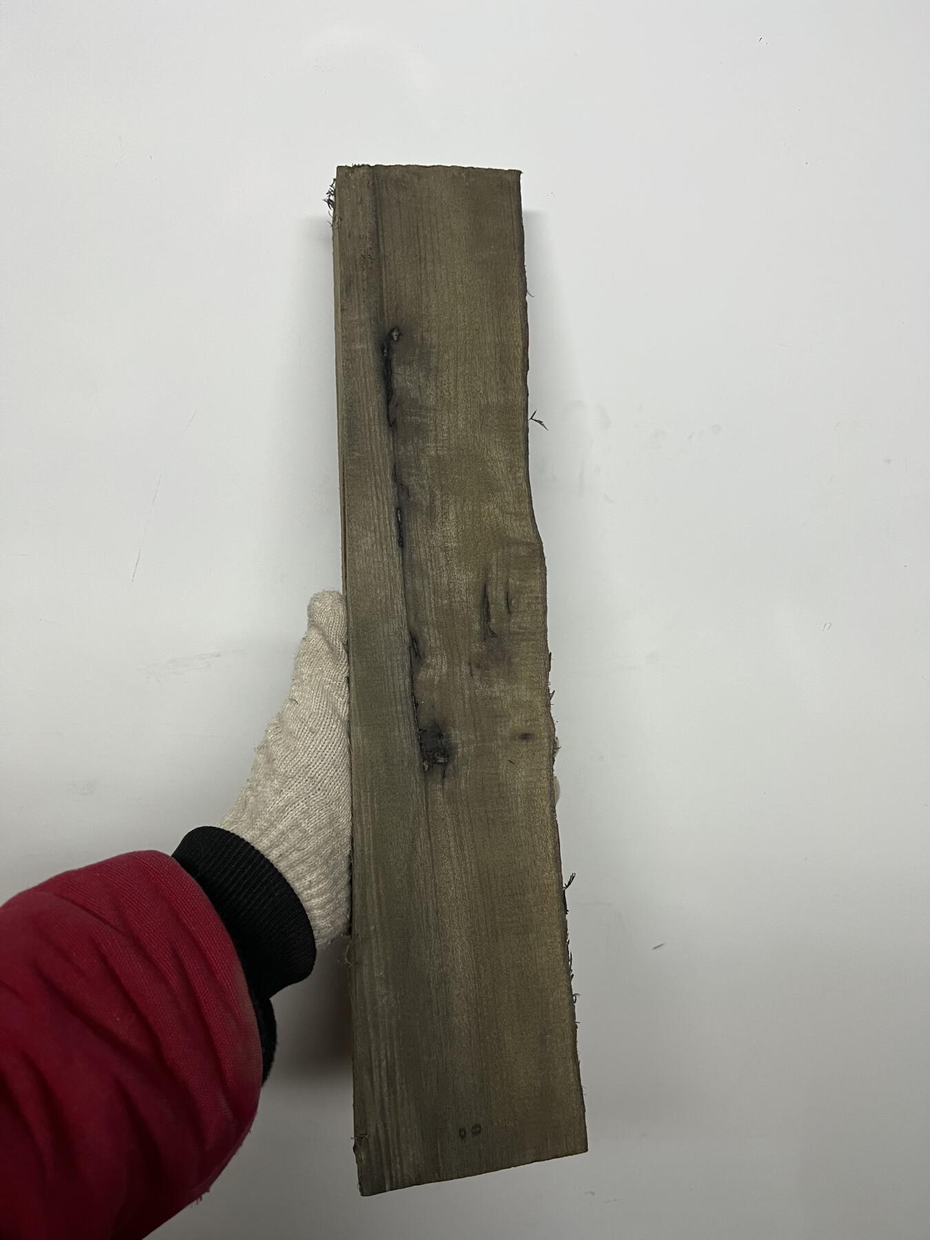 零元拍：NO.2金丝楠阴沉料，切镇尺做牌子，无需打磨就已经金光闪闪。切牌子，做镇尺，干泡台。满金丝药香，尺寸约：42/7.5/3.7CM。