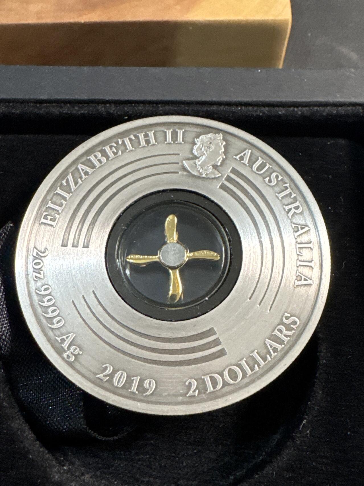 ❤️【币观天下】❤️ 第345期钱币拍卖场- 2026.3.20周五晚上6点半场 长期征集拍品  2019年澳大利亚2元仿古镶螺旋桨银币 第一次飞行百年 2盎司9999银 发行量：2000 盒证全