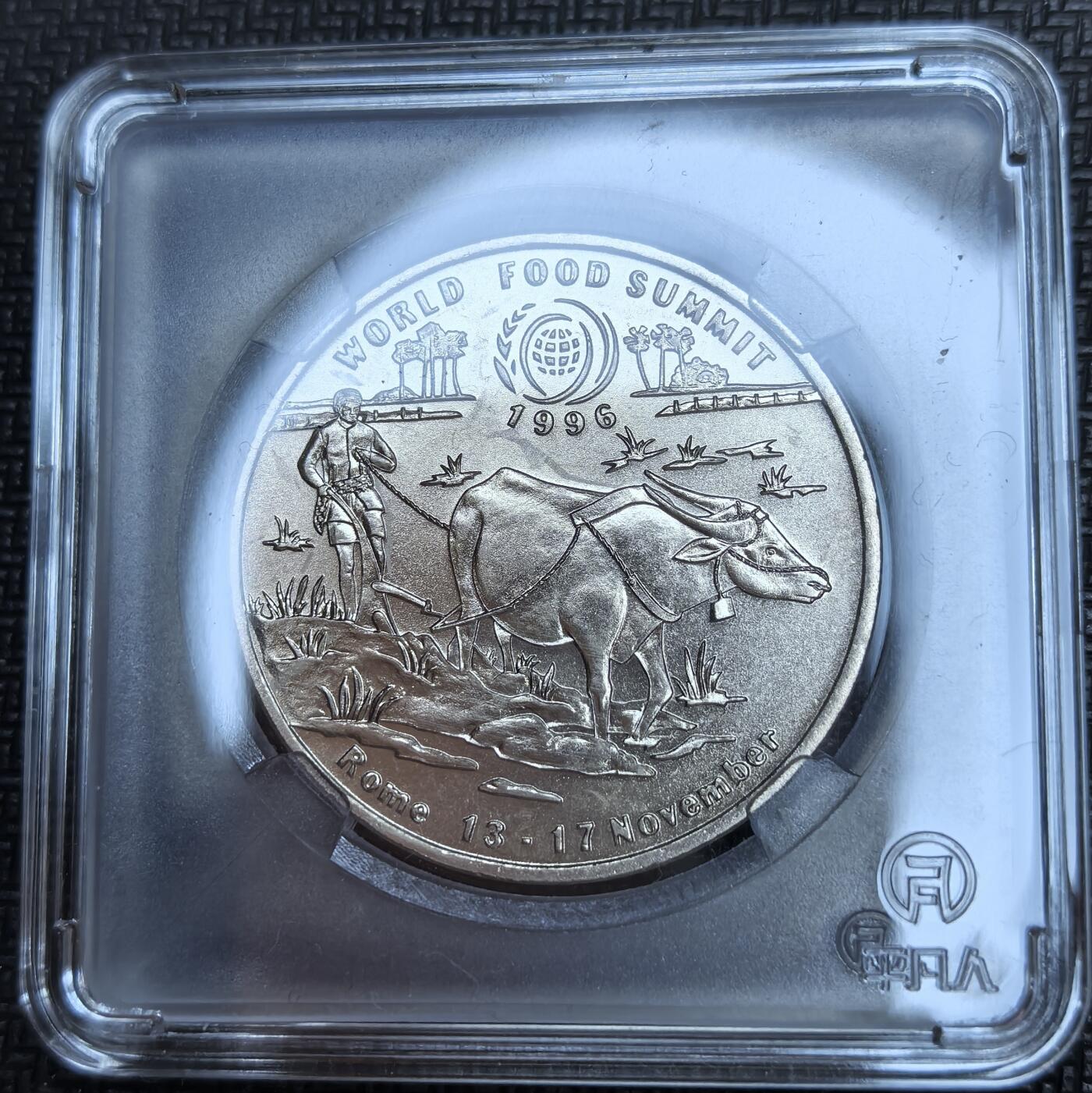 外国优质老铜币银币苏联纪念章，每周六晚九点倒数截拍，满百包邮可寄存，持续收拍 1996年老挝粮农纪念币带小方盒