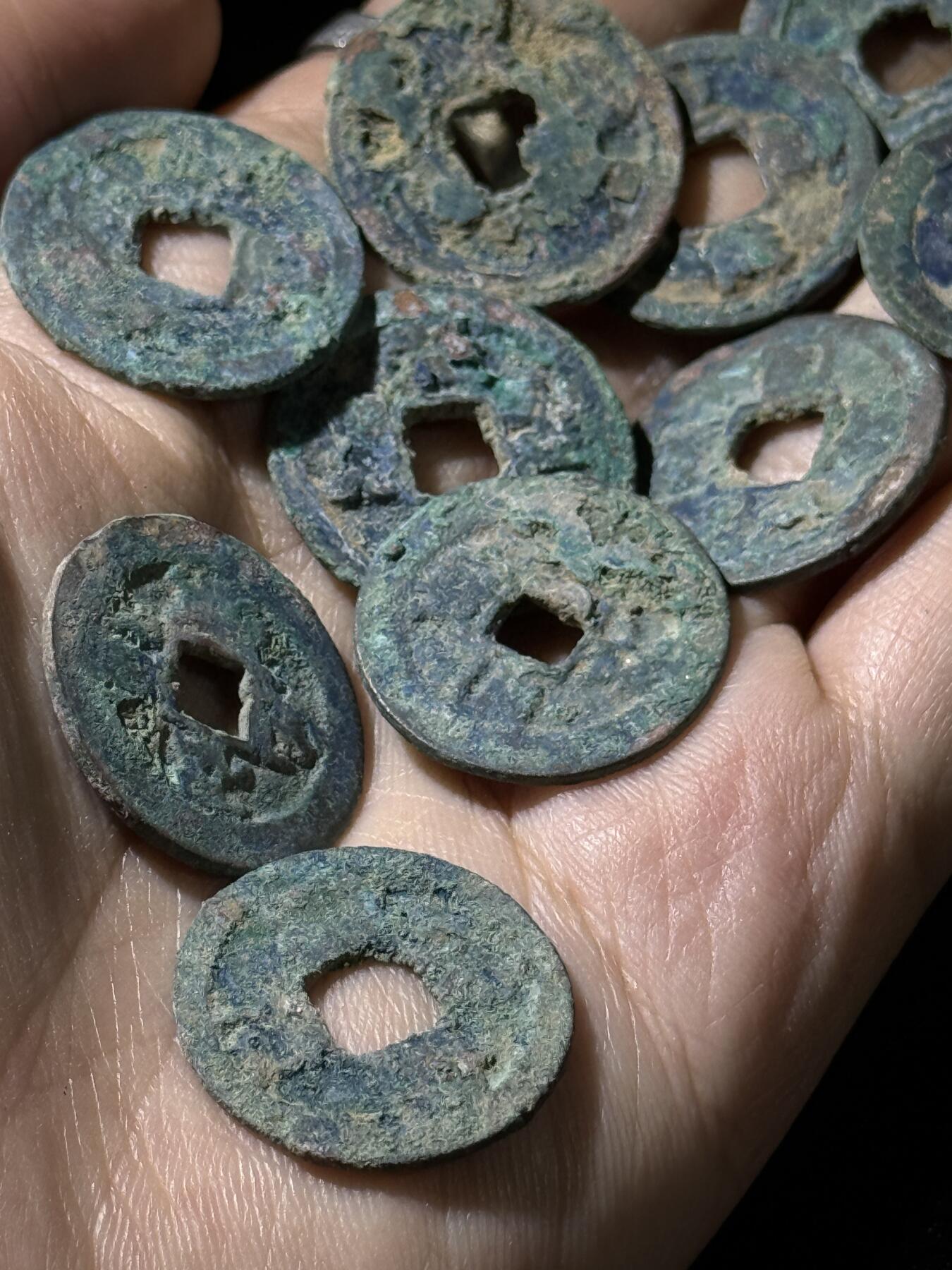 戎马世界章牌大赏，铜钱场 宋小平钱一组，未清理