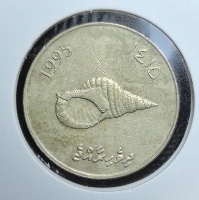 外国优质老铜币银币苏联纪念章，每周六晚九点倒数截拍，满百包邮可寄存，持续收拍 - 马尔代夫1995年2拉菲亚，正面海螺纹饰呼应海岛海洋文化，双语纪年融合公历与伊斯兰历，背面面值与绳结纹饰简洁大气，是马尔代夫现代货币中极具海洋风情的标志性藏品，也是南亚海岛钱币收藏的热门选择。