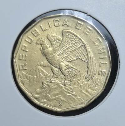 外国优质老铜币银币苏联纪念章，每周六晚九点倒数截拍，满百包邮可寄存，持续收拍 - 智利1974年50分埃斯库多铜币，属皮诺切特军政府初期货币，正面为安第斯神鹰与山峰，见证智利货币体系末期与政治转型，后被比索取代退出流通。