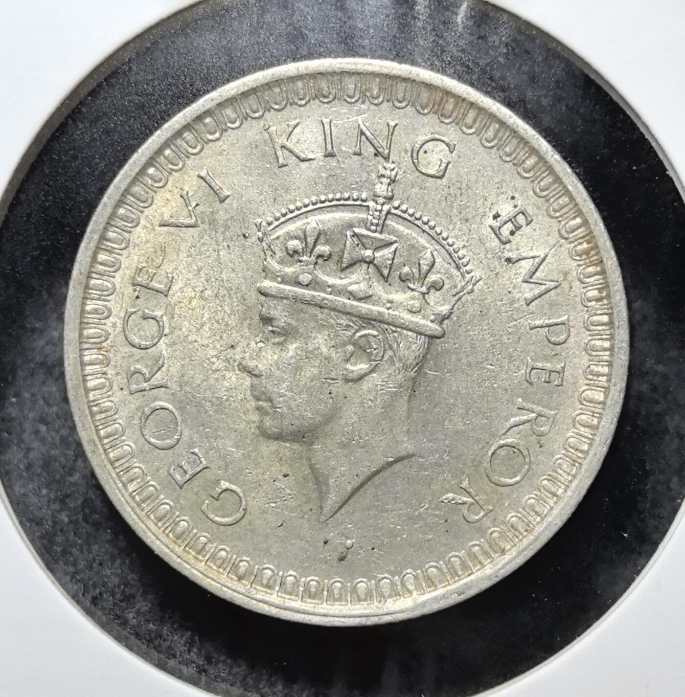 外国优质老铜币银币苏联纪念章，每周六晚九点倒数截拍，满百包邮可寄存，持续收拍 英属印度1942年乔治六世1卢比银币，属二战时期流通币。正面为国王头像及 “国王皇帝” 头衔，背面为印度纹饰与年份，由孟买造币厂铸造。