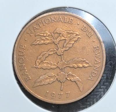 外国优质老铜币银币苏联纪念章，每周六晚九点倒数截拍，满百包邮可寄存，持续收拍 - 卢旺达1977年5法郎铜币，正面为咖啡枝叶（象征卢旺达经济支柱），背面是国徽与 “自由、合作、进步” 格言，见证了卢旺达独立后的货币体系与农业特色。