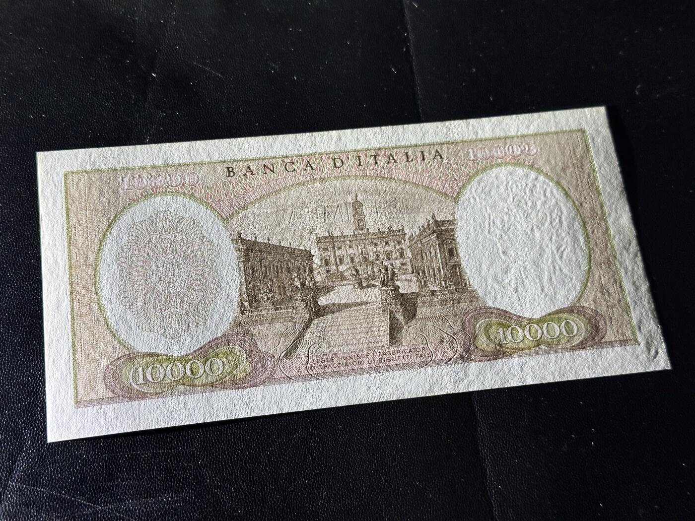 《外钞收藏家》第六百一十九期（精品场）（长期征集拍品、欢迎藏友们联系合作） 1962年意大利1万里拉 AU品相