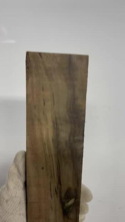 零元拍：NO.4金丝楠阴沉料，切镇尺做牌子，无需打磨就已经金光闪闪。切牌子，做镇尺，干泡台。满金丝药香，尺寸约：37.5/7/2.9CM。