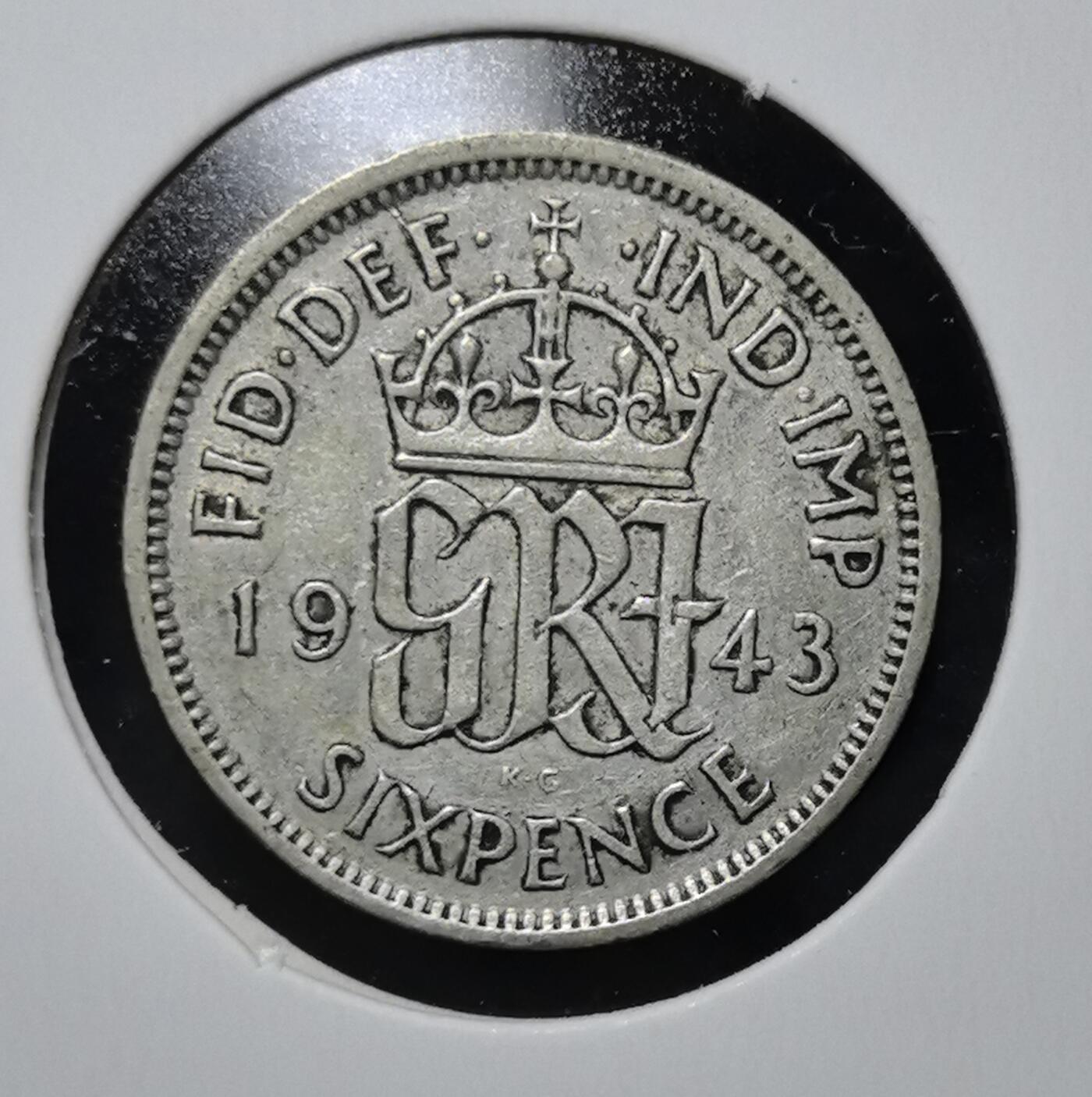 外国优质老铜币银币苏联纪念章，每周六晚九点倒数截拍，满百包邮可寄存，持续收拍 英国乔治六世1943年6便士银币。正面为国王头像，背面是国王花押与王冠，是二战时期英国流通货币，见证战时经济与殖民体系。