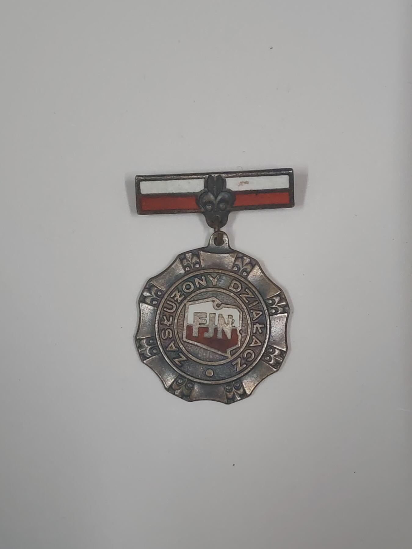 韵星假日军品类拍卖第47期 -- Rimey Holidays Militaria Auction 47 波兰人民共和国银级社会主义活动家证章