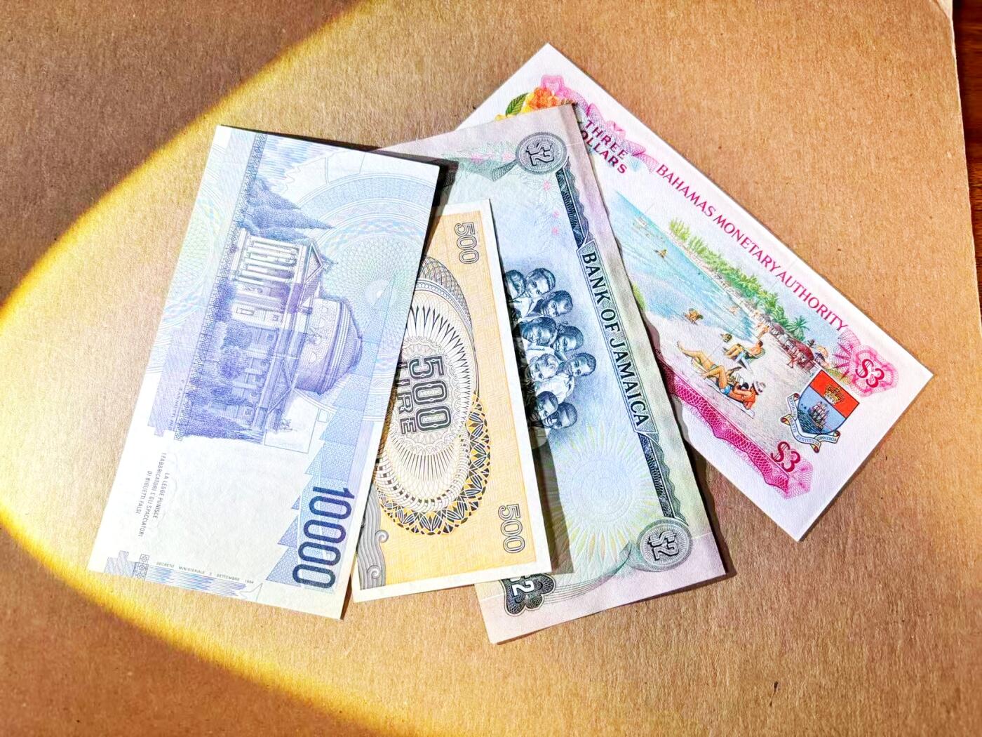 【Blue Auction】世界纸币精拍第796期——18级TOP拍卖/信誉/品质/专业/高效💫 【一组4张 含无47】巴哈马 1968年3元 彩背 女王 UNC- 品相（上边缘有压痕）&意大利、牙买加纸币 品相如图