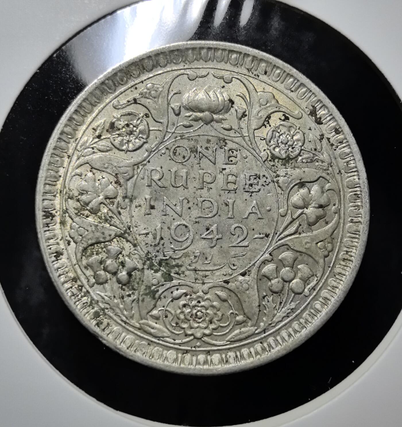 外国优质老铜币银币苏联纪念章，每周六晚九点倒数截拍，满百包邮可寄存，持续收拍 英属印度1942年乔治六世1卢比银币，属二战时期流通币。正面为国王头像及 “国王皇帝” 头衔，背面为印度纹饰与年份，由孟买造币厂铸造。