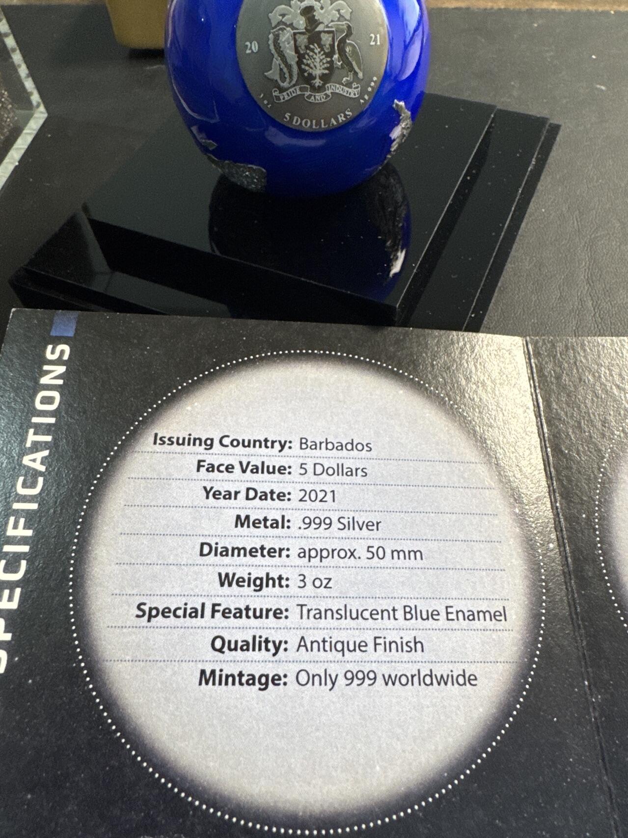❤️【币观天下】❤️ 第345期钱币拍卖场- 2026.3.20周五晚上6点半场 长期征集拍品  2021年巴巴多斯5元仿古蓝色珐琅球形银币 蓝色珠子-地球在晚上 3盎司999银 发行量：999 盒证全