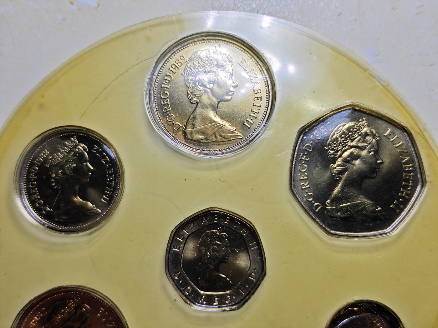 KK钱币收藏小铺   套币专场 2月预留时间 周末发货  1982英国大小面值一套