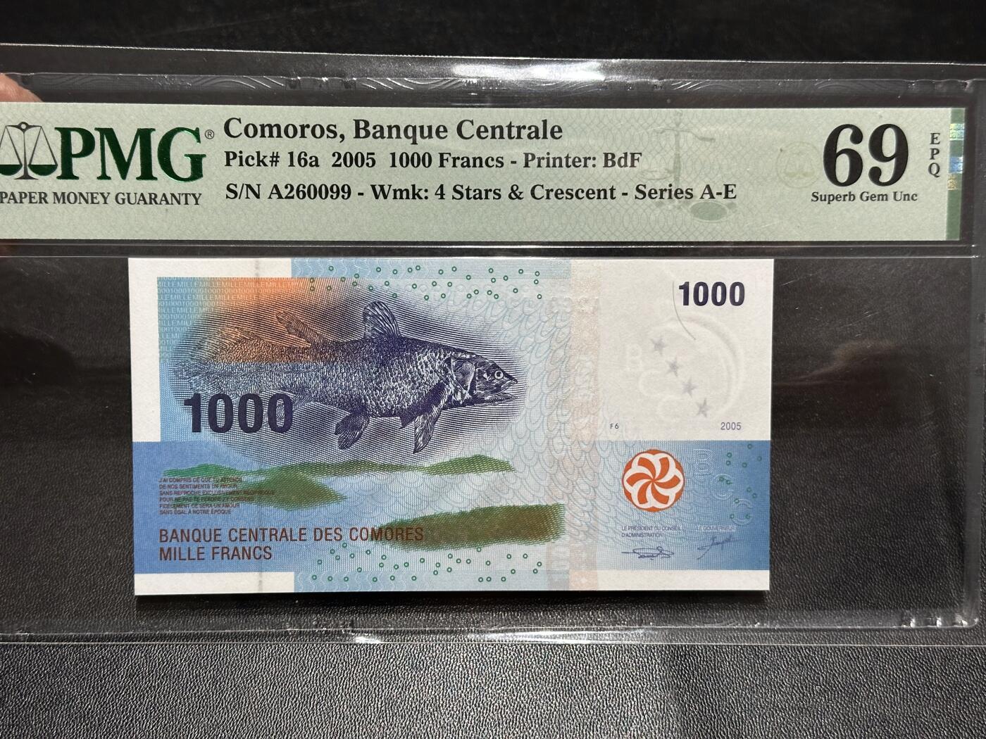 《外钞收藏家》第六百一十九期（精品场）（长期征集拍品、欢迎藏友们联系合作） 2005年科摩罗1000法郎 PMG69 高分 A冠 朦胧号 获奖钞