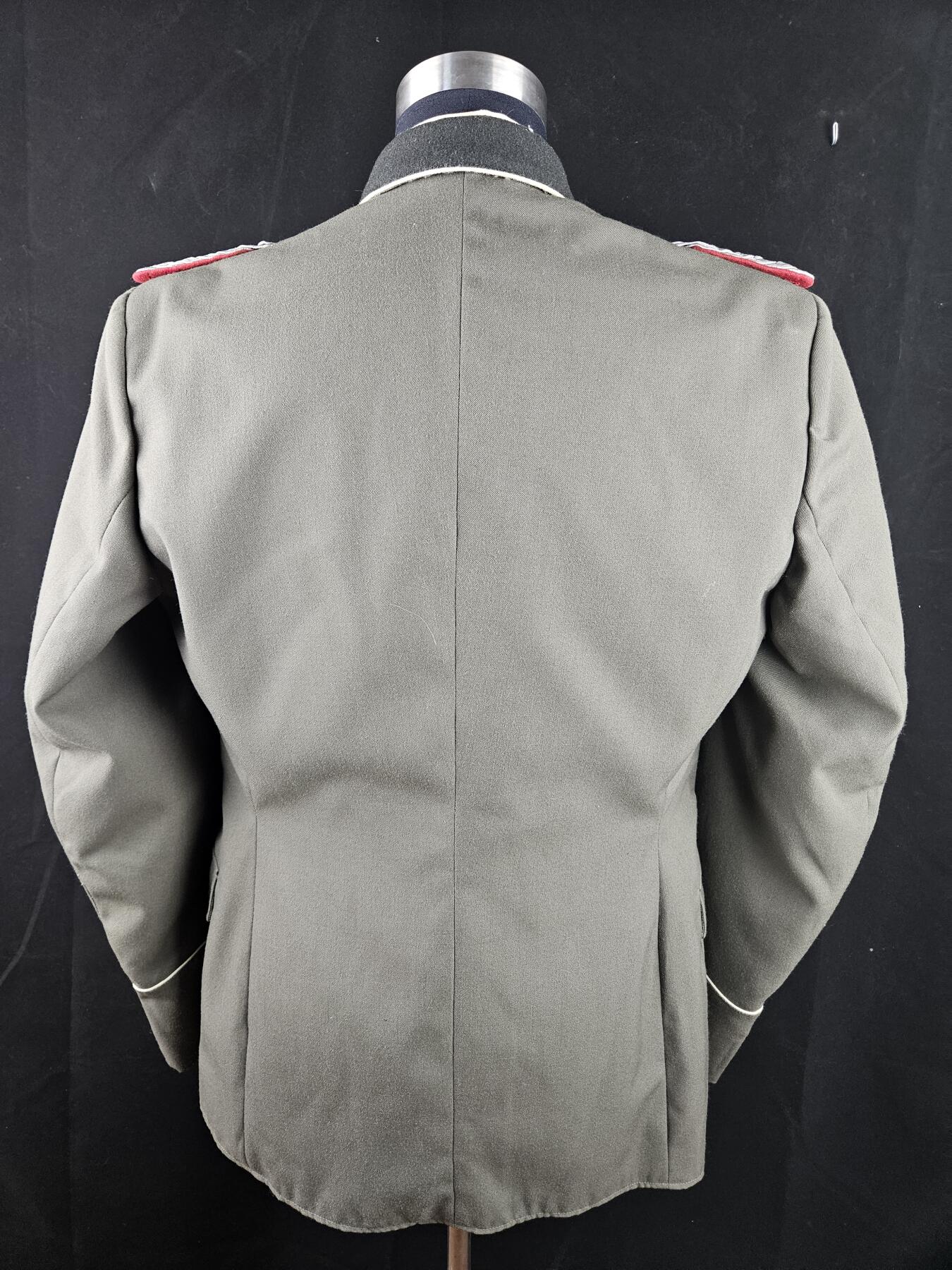 0元起拍勋章 第340期 咸鱼国勋章拍卖专场 3月22日（周日）下午6：00开始 东德早期 史塔西 刺绣领章袖章 少校黑领礼服上衣 领围43 胸围112 肩宽48 衣长78 袖长66