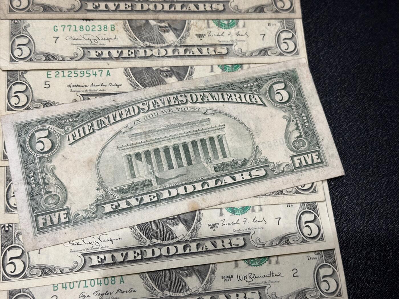 《外钞收藏家》第六百一十九期（精品场）（长期征集拍品、欢迎藏友们联系合作） 1969、77、85和88年美国小头版5美元 9张一起 非全新 品相如图