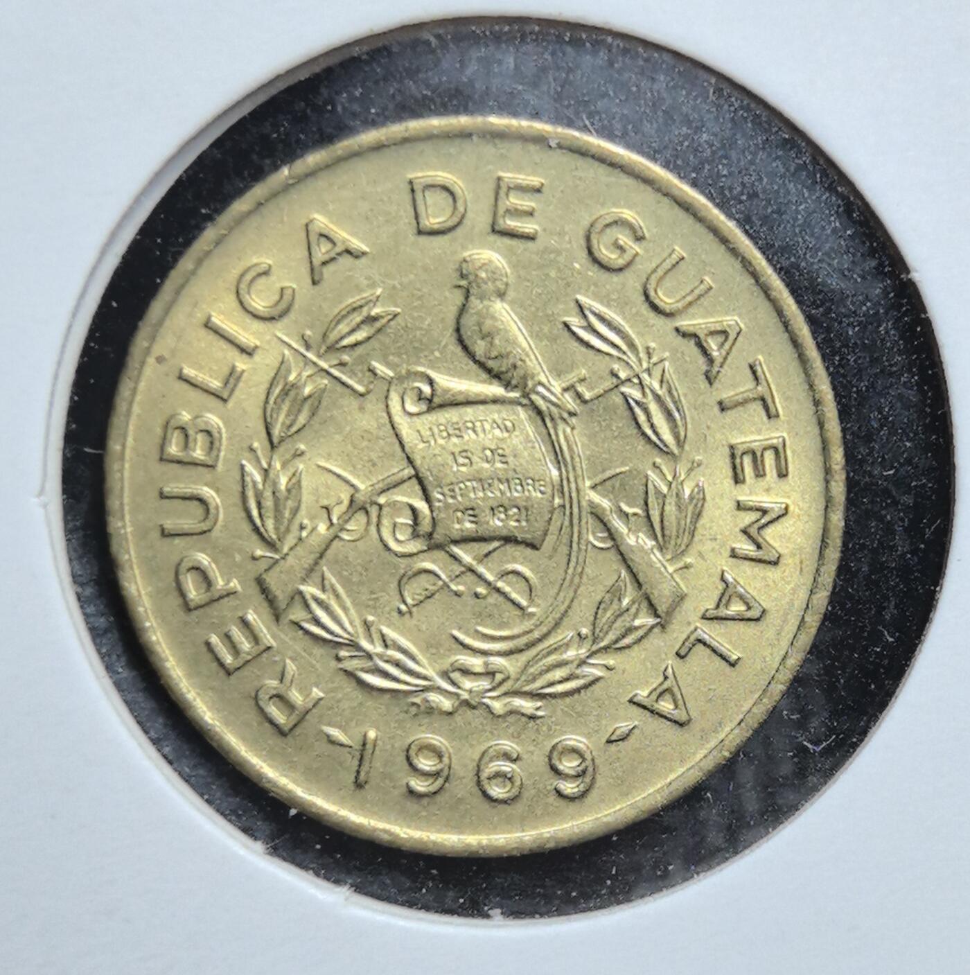 外国优质老铜币银币苏联纪念章，每周六晚九点倒数截拍，满百包邮可寄存，持续收拍 危地马拉1969年1 分黄铜币，正面国徽以格查尔鸟与步枪纹饰象征独立主权，背面刻有护佑印第安人的巴托洛梅修士肖像，承载中美洲殖民后人文关怀与民族独立的双重历史，是极具人文与地域特色的入门收藏品种。