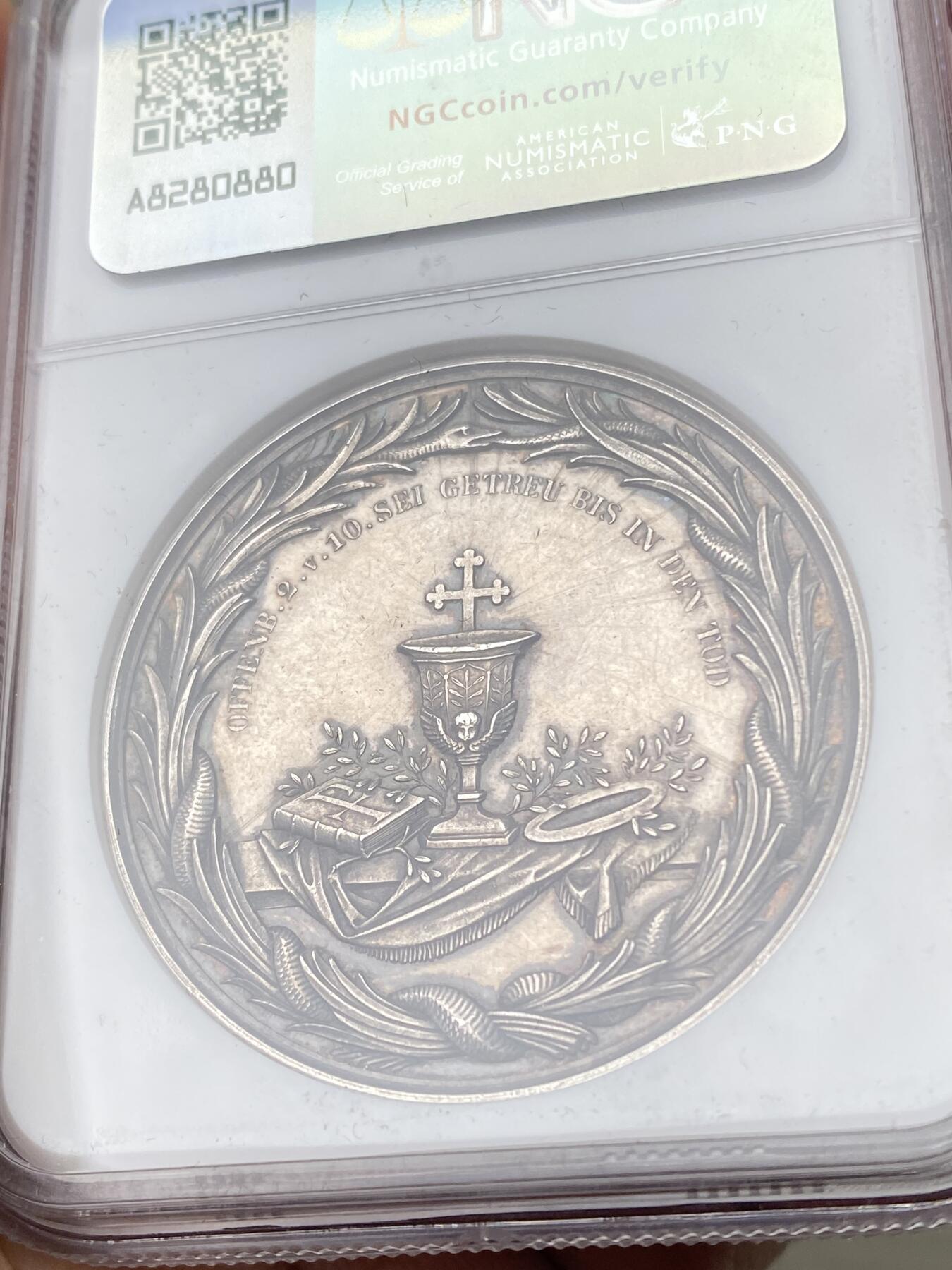 万国钱币拍卖第063期 NGC MS61 1863年左右德国新教坚信礼纪念银章 耶稣端坐正中赐福身旁的人们 背面十字架 圣杯与圣经阵列在前 极美淡彩色调镜面精铸