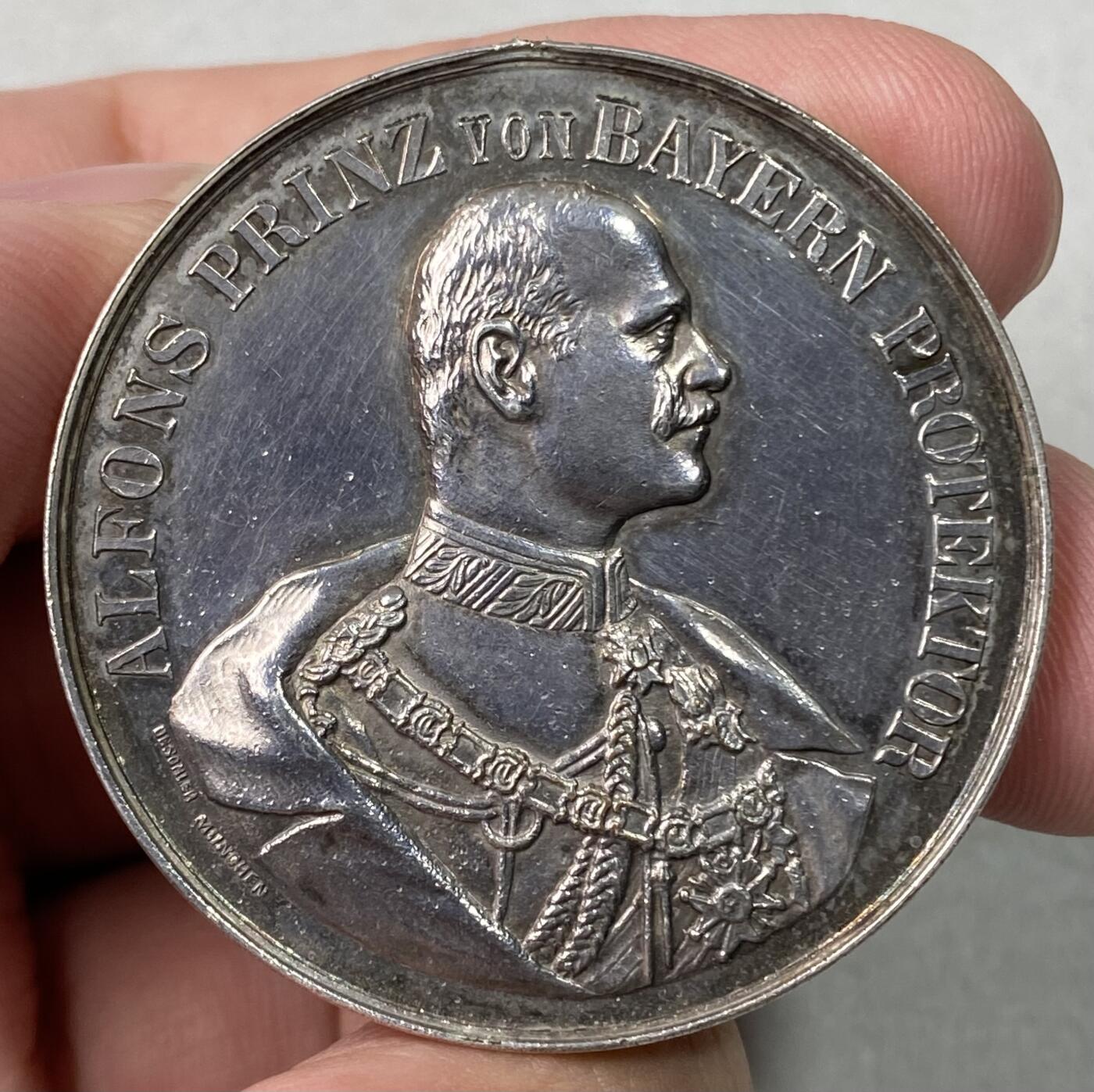万国钱币拍卖第063期 1905年德国巴伐利亚王子阿尔方斯纪念上巴伐利亚射击协会成立银章 原吊环去除 精铸镜面城市景观 40mm 28.3g