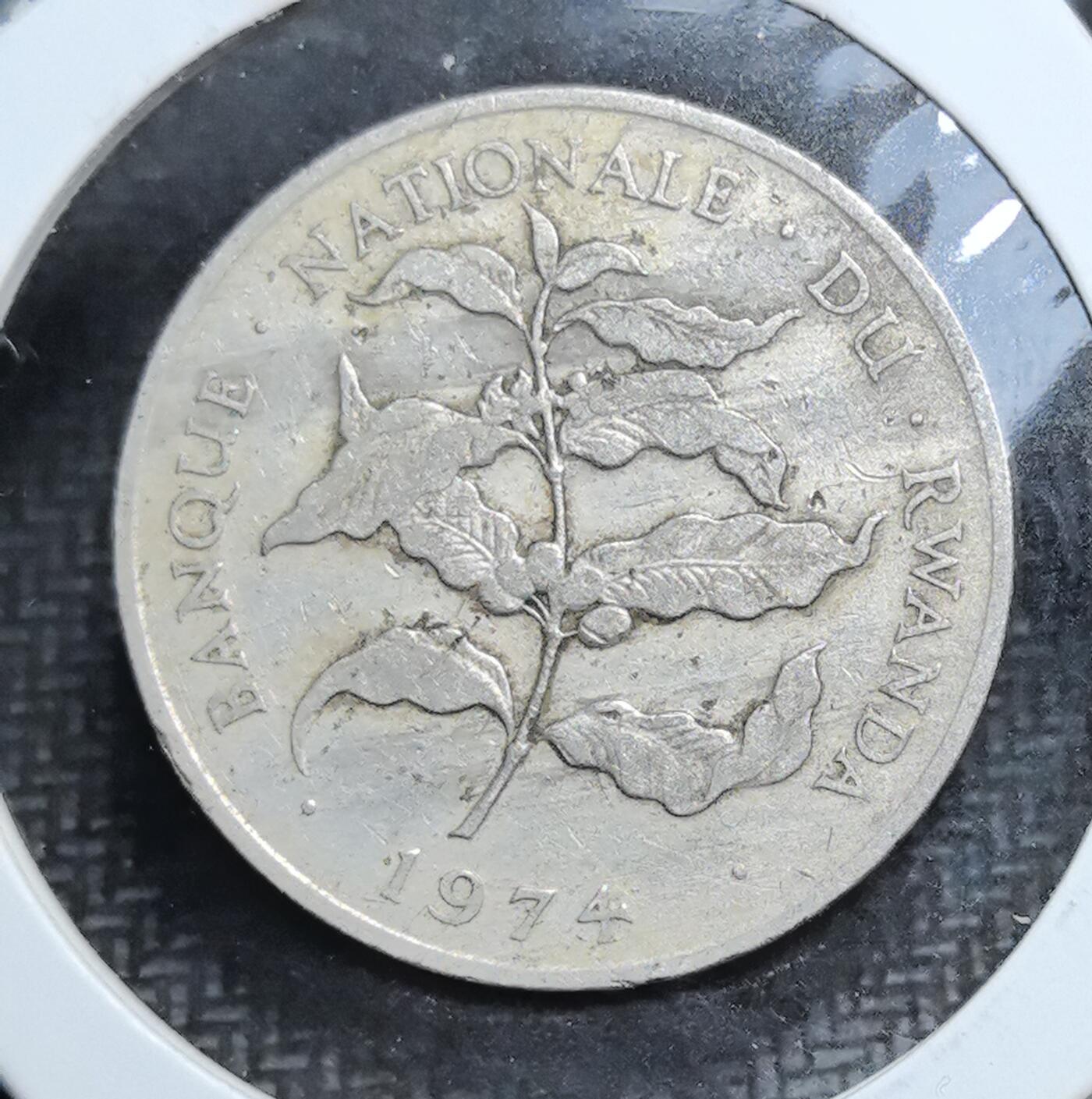 外国优质老铜币银币苏联纪念章，每周六晚九点倒数截拍，满百包邮可寄存，持续收拍 卢旺达1974年10法郎，正面为卢旺达国徽与 “自由、合作、进步” 格言，背面以咖啡枝叶象征国家经济支柱，见证了卢旺达独立后的货币体系与农业特色。