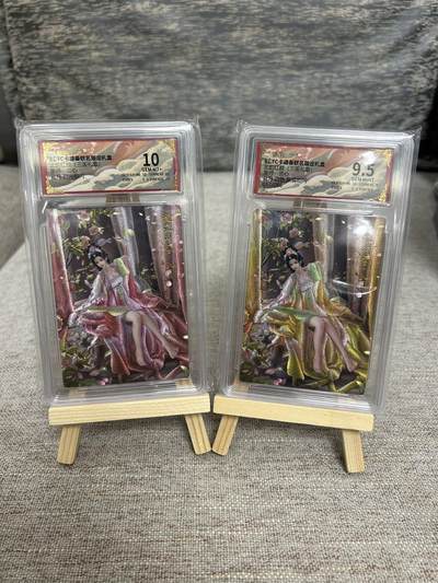 喜灰玩卡拍卖第五期，接拍品0佣金，欢迎送拍，释放现金流，让自己有资金可以购买更多喜欢的卡牌，让别的卡友能淘到更多心仪的卡牌 - 卡德曼三国 兰心老师绘 孔月 折光粗闪 、孔月异色 限编017/066编粗闪