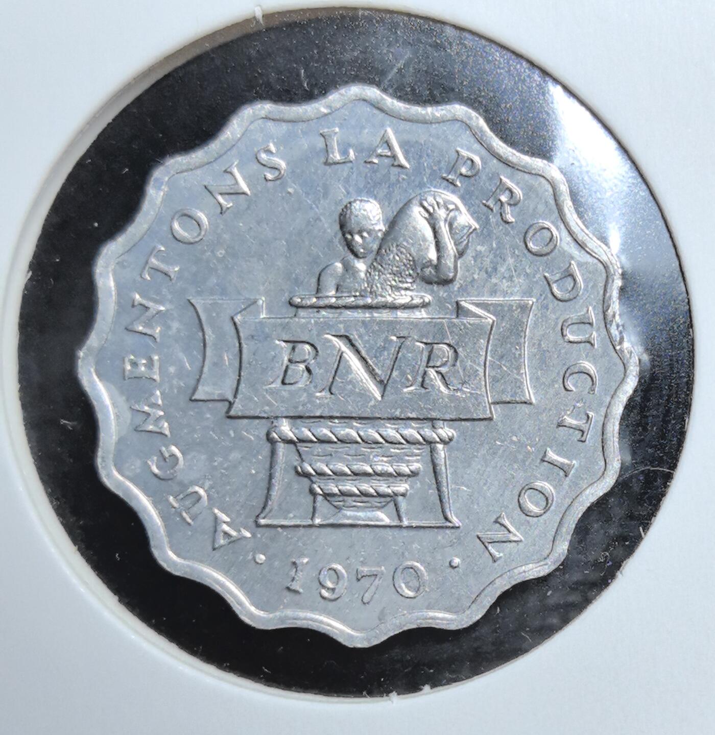 外国优质老铜币银币苏联纪念章，每周六晚九点倒数截拍，满百包邮可寄存，持续收拍 1970 年卢旺达 2 法郎，波浪形边缘极具辨识度，正面铸 “增产” 法文口号与劳作孩童形象，彰显独立后发展愿景，背面国徽承载 “自由、合作、进步” 理念，是非洲法语区殖民后货币收藏的经典入门品种。