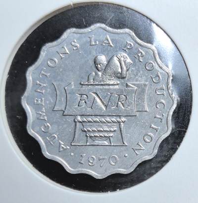 外国优质老铜币银币苏联纪念章，每周六晚九点倒数截拍，满百包邮可寄存，持续收拍 - 1970 年卢旺达 2 法郎，波浪形边缘极具辨识度，正面铸 “增产” 法文口号与劳作孩童形象，彰显独立后发展愿景，背面国徽承载 “自由、合作、进步” 理念，是非洲法语区殖民后货币收藏的经典入门品种。