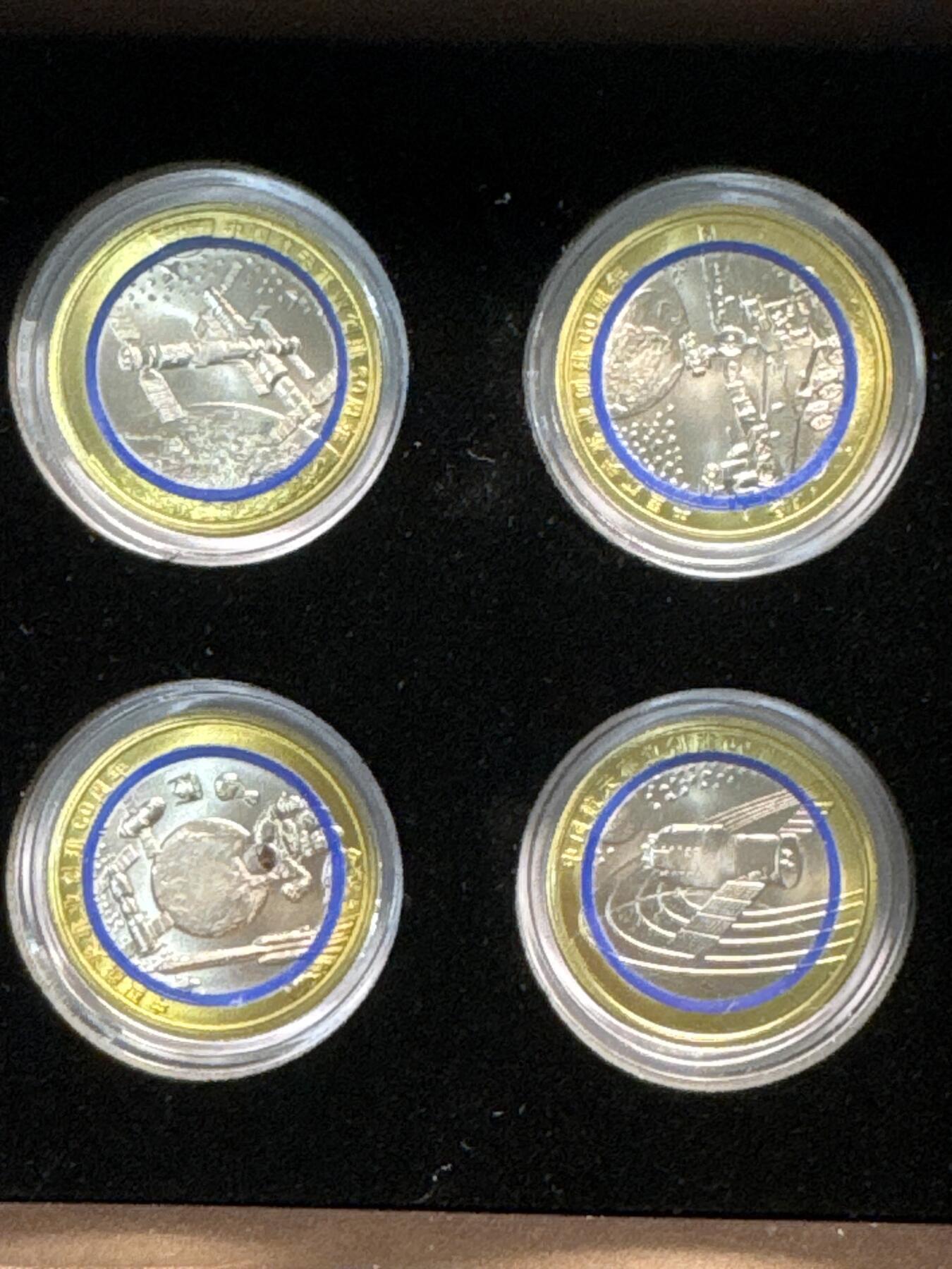 ❤️【币观天下】❤️ 第345期钱币拍卖场- 2026.3.20周五晚上6点半场 长期征集拍品  乍得2016年中国航天事业创建60周年三色镶嵌纪念币一套4枚带盒子