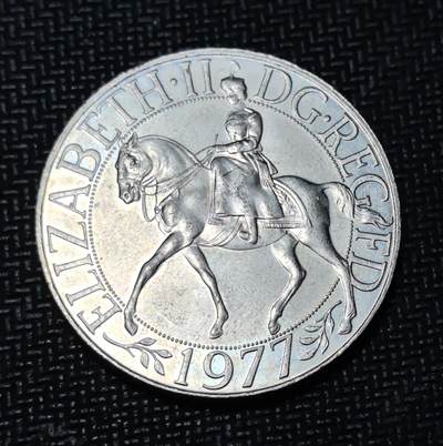 外国优质老铜币银币苏联纪念章，每周六晚九点倒数截拍，满百包邮可寄存，持续收拍 - 1977 年英国伊丽莎白二世登基银禧纪念克朗币，正面女王骑马戎装彰显王室威仪，背面冠顶金雀与权杖纹饰象征王权传承，见证英国君主制巅峰时刻，是英联邦纪念币的经典代表作。