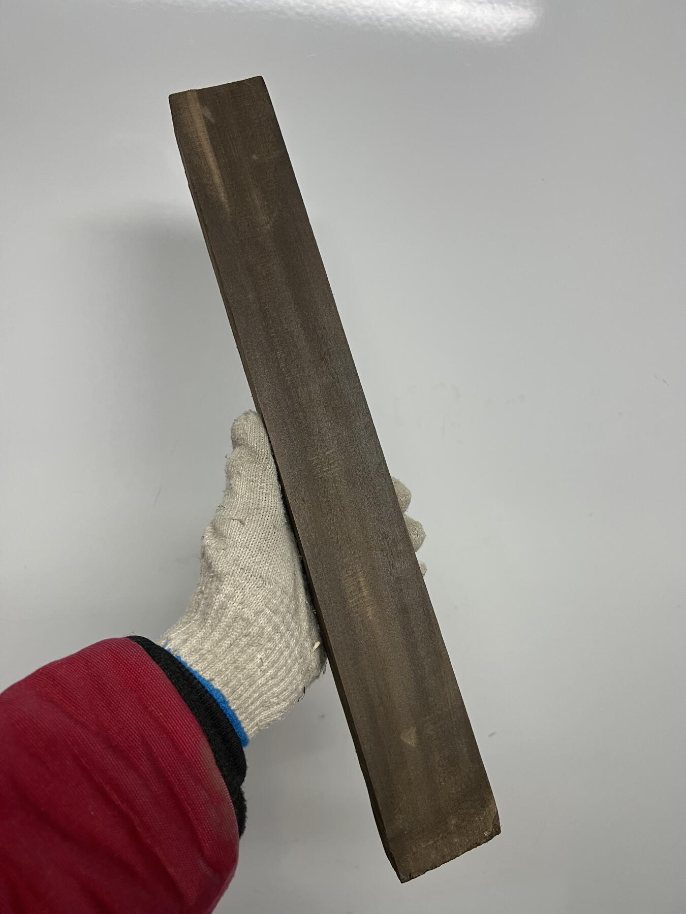 零元拍：NO.3金丝楠阴沉料，切镇尺做牌子，无需打磨就已经金光闪闪。切牌子，做镇尺，干泡台。满金丝药香，尺寸约：40/5/3.7CM。