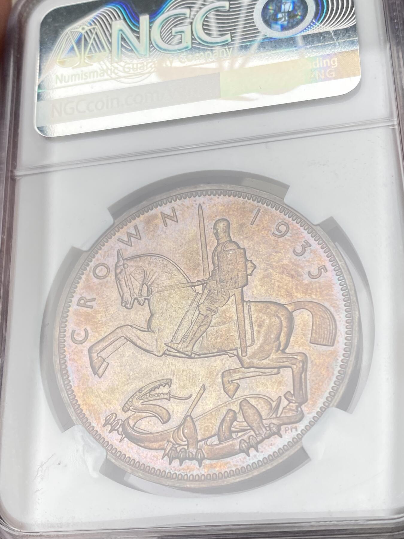 万国钱币拍卖第063期 NGC SP65 1935年英国乔治五世木马剑克朗 惊艳绝色火烧云五彩 实物妙不可言 可遇不可求的顶级状态