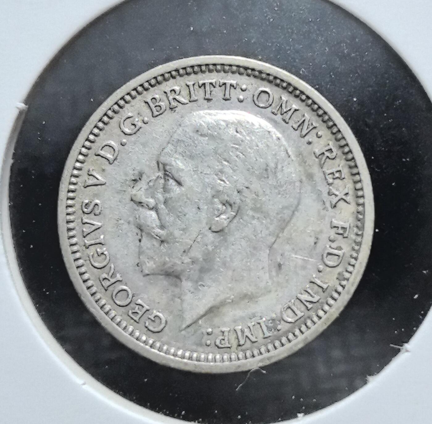 外国优质老铜币银币苏联纪念章，每周六晚九点倒数截拍，满百包邮可寄存，持续收拍 英国乔治五世1934年3 便士银币。正面为国王头像，背面是橡叶与橡果纹饰，见证英国战前货币体系，是英联邦传统小面值辅币的典型代表。