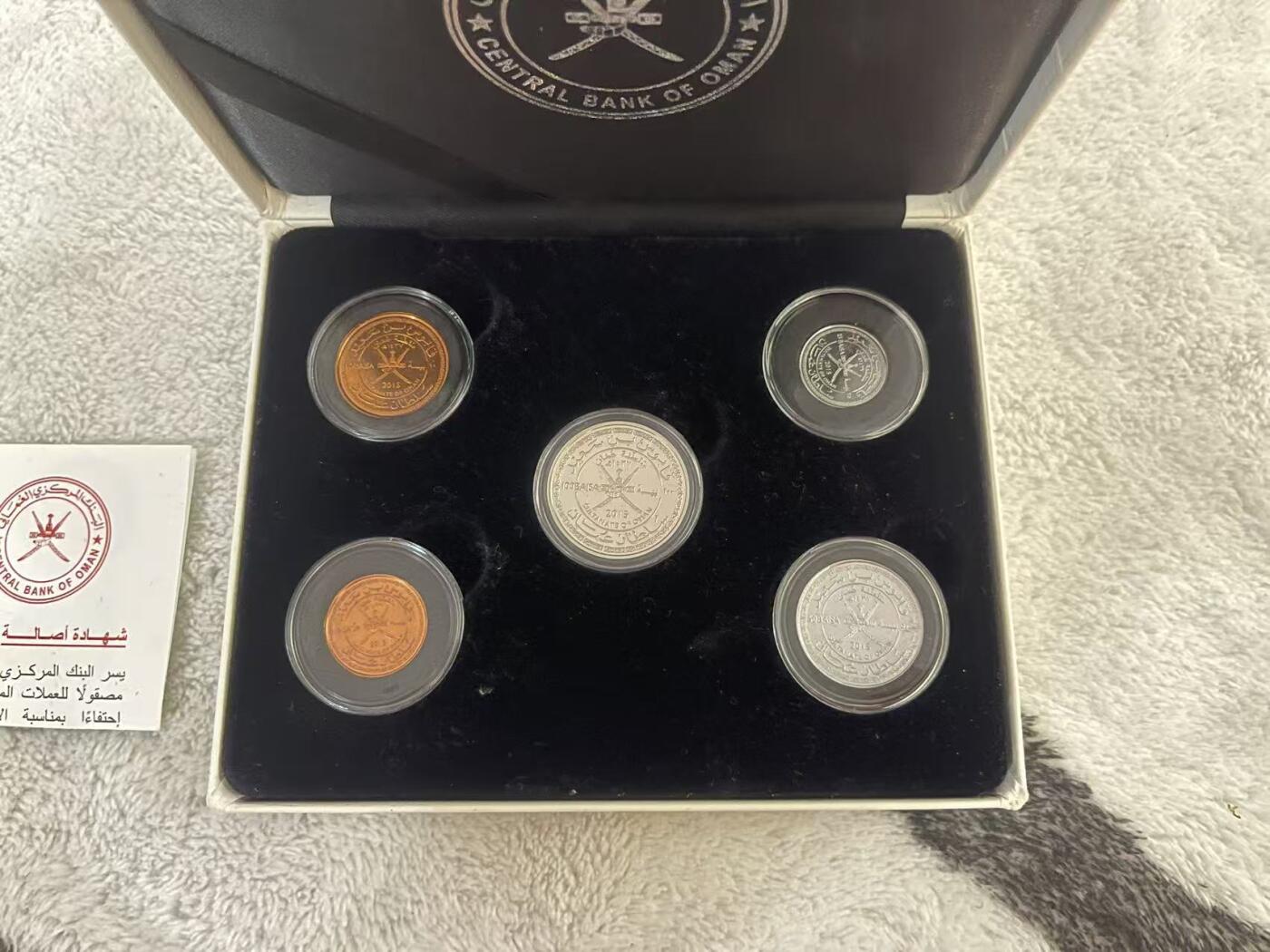 ❤️【币观天下】❤️ 第345期钱币拍卖场- 2026.3.20周五晚上6点半场 长期征集拍品  阿曼2015年官方精制套币 原包装 高级皮盒包装