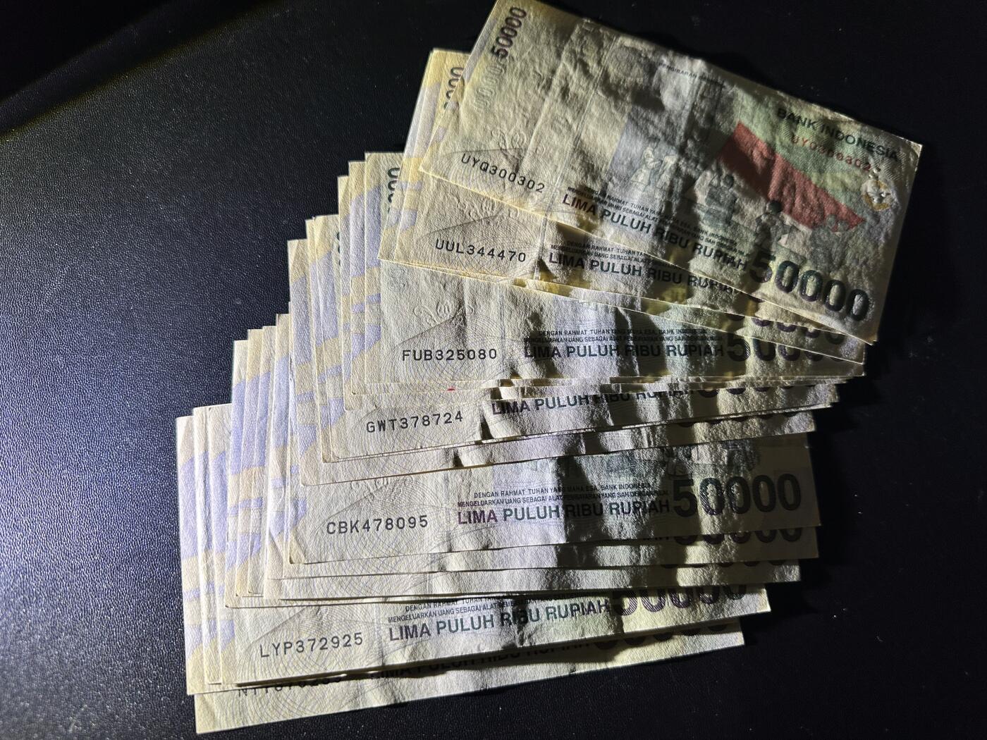 《外钞收藏家》第六百一十九期（精品场）（长期征集拍品、欢迎藏友们联系合作） 印度尼西亚5万卢比 20张一起 非全新 品相如图