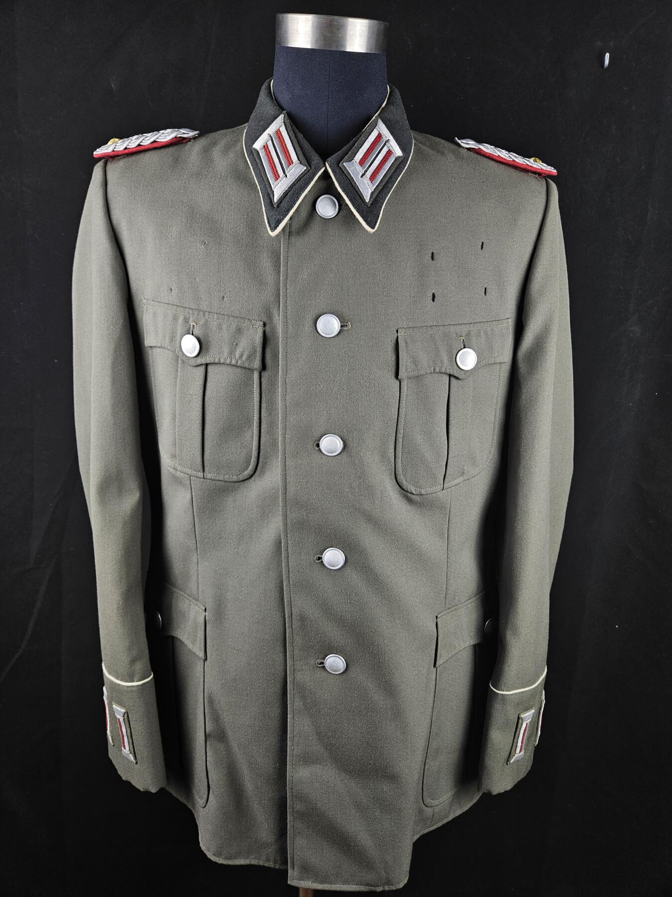 0元起拍勋章 第340期 咸鱼国勋章拍卖专场 3月22日（周日）下午6：00开始 东德早期 史塔西 刺绣领章袖章 少校黑领礼服上衣 领围43 胸围112 肩宽48 衣长78 袖长66