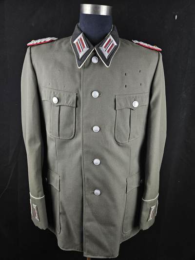 0元起拍勋章 第340期 咸鱼国勋章拍卖专场 3月22日（周日）下午6：00开始 - 东德早期 史塔西 刺绣领章袖章 少校黑领礼服上衣 领围43 胸围112 肩宽48 衣长78 袖长66