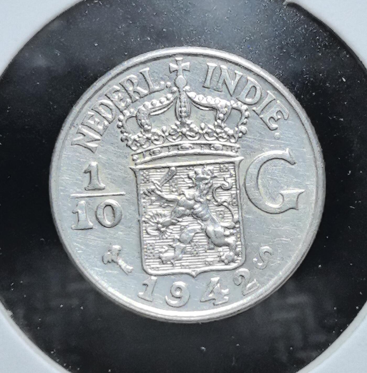 外国优质老铜币银币苏联纪念章，每周六晚九点倒数截拍，满百包邮可寄存，持续收拍 极美品荷属东印度1942 年1/10 盾银币。币面为荷兰王室纹章与 “NEDERL. INDIE” 字样，见证二战期间荷属东印度的殖民货币历史，是荷属殖民地钱币体系的典型代表。