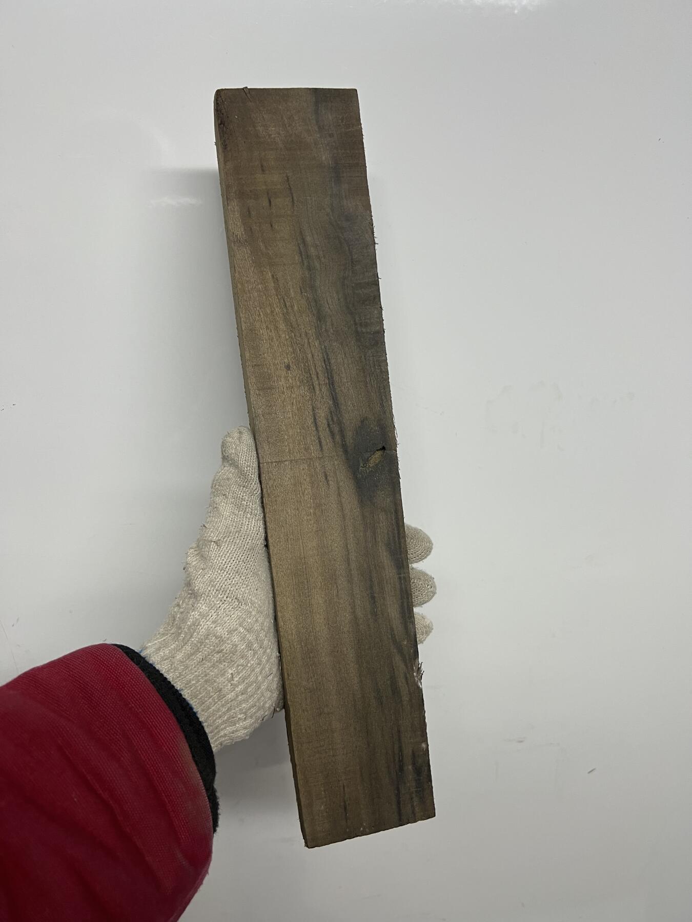 零元拍：NO.4金丝楠阴沉料，切镇尺做牌子，无需打磨就已经金光闪闪。切牌子，做镇尺，干泡台。满金丝药香，尺寸约：37.5/7/2.9CM。