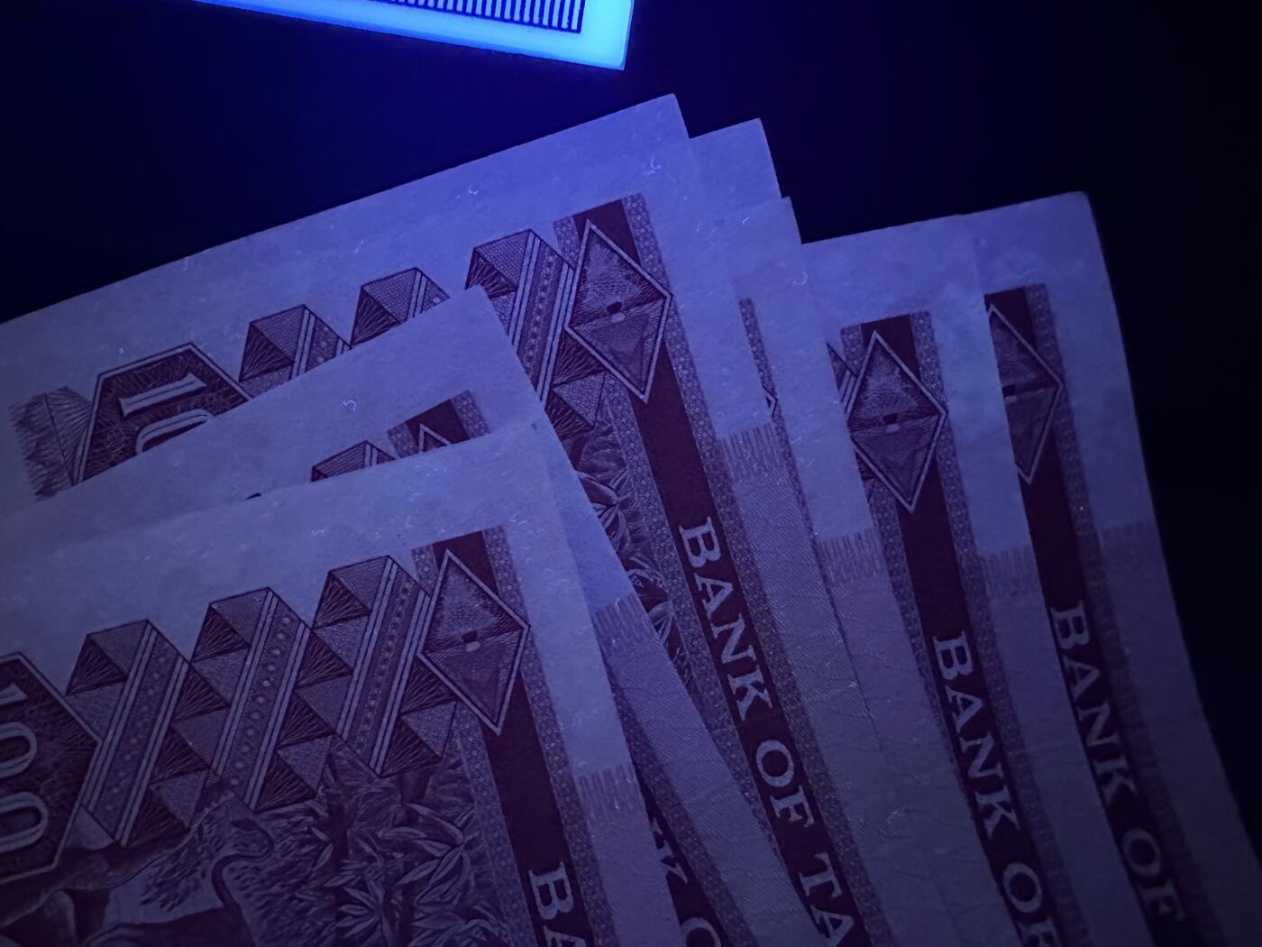 《外钞收藏家》第六百一十九期（精品场）（长期征集拍品、欢迎藏友们联系合作） 坦桑尼亚100先令 无47靓号 UNC- 尾891