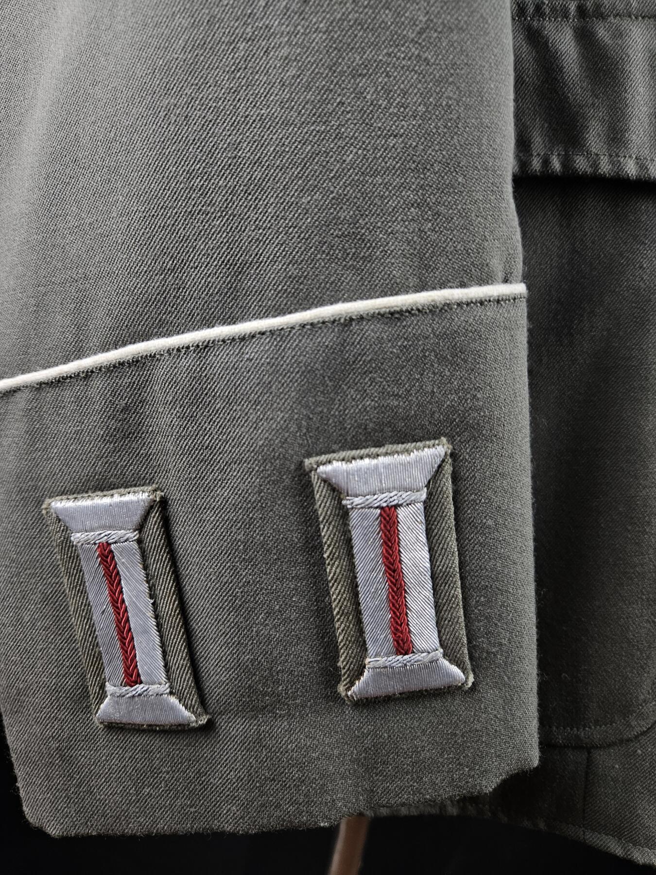 0元起拍勋章 第340期 咸鱼国勋章拍卖专场 3月22日（周日）下午6：00开始 东德早期 史塔西 刺绣领章袖章 少校黑领礼服上衣 领围43 胸围112 肩宽48 衣长78 袖长66