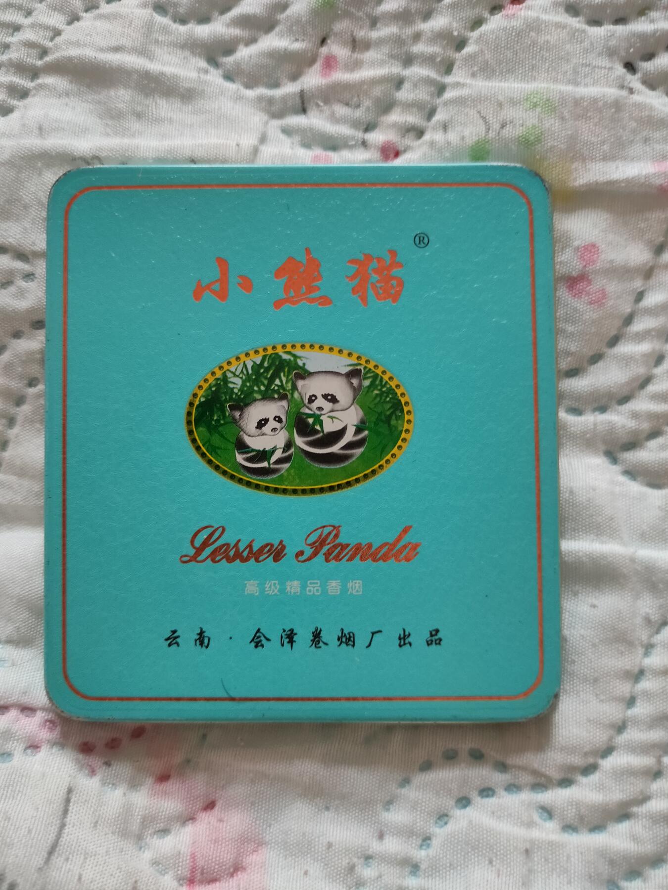 邓公经常抽的小熊猫烟，注这烟盒不是邓公日常自用的。別搞混了！只不过邓公也用这种烟盒装烟香