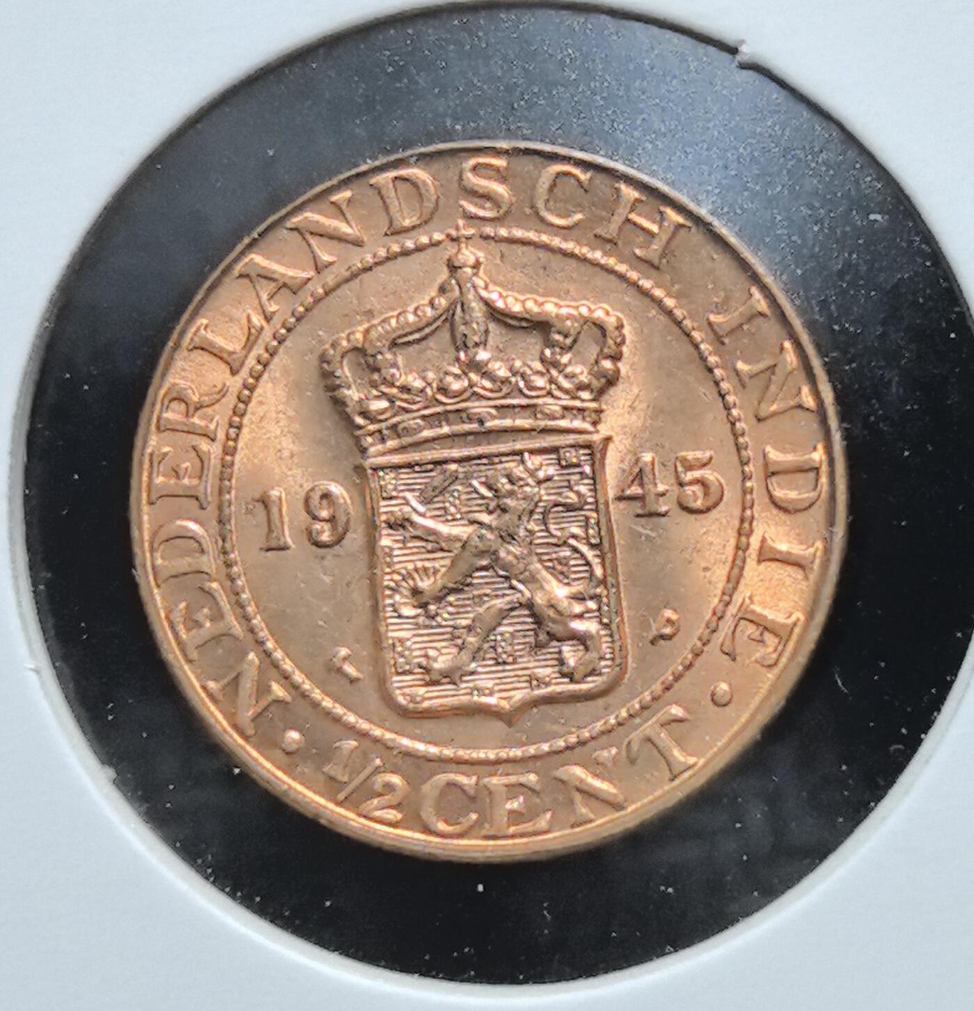 外国优质老铜币银币苏联纪念章，每周六晚九点倒数截拍，满百包邮可寄存，持续收拍 原光荷属东印度1945年½ 分铜币，正面为荷兰王室纹章与殖民国号，背面是阿拉伯文与爪哇文双语铭文，见证荷兰殖民末期东南亚多元文化交融的货币体系。