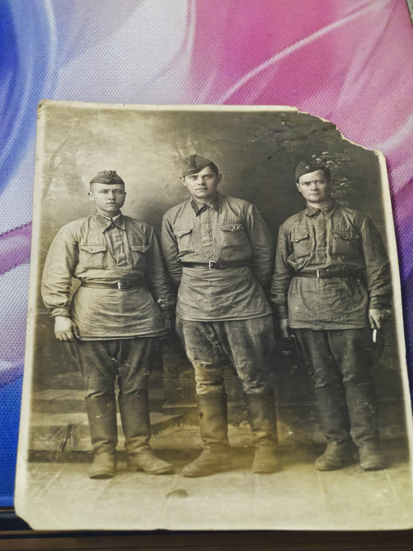 苏联勋章奖章拍卖 本次有亚捏，苏联艺术家，2次英雄的奖状，国际运动员全套等好货 不要错过 3月20日晚上九点结束在麦稀奇 找不到的加我qq或者微信都是184277308备注苏章拍卖。