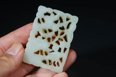 上海都达杂项专场90【全场包邮】  和田玉镂空雕蕉叶纹佩69-66