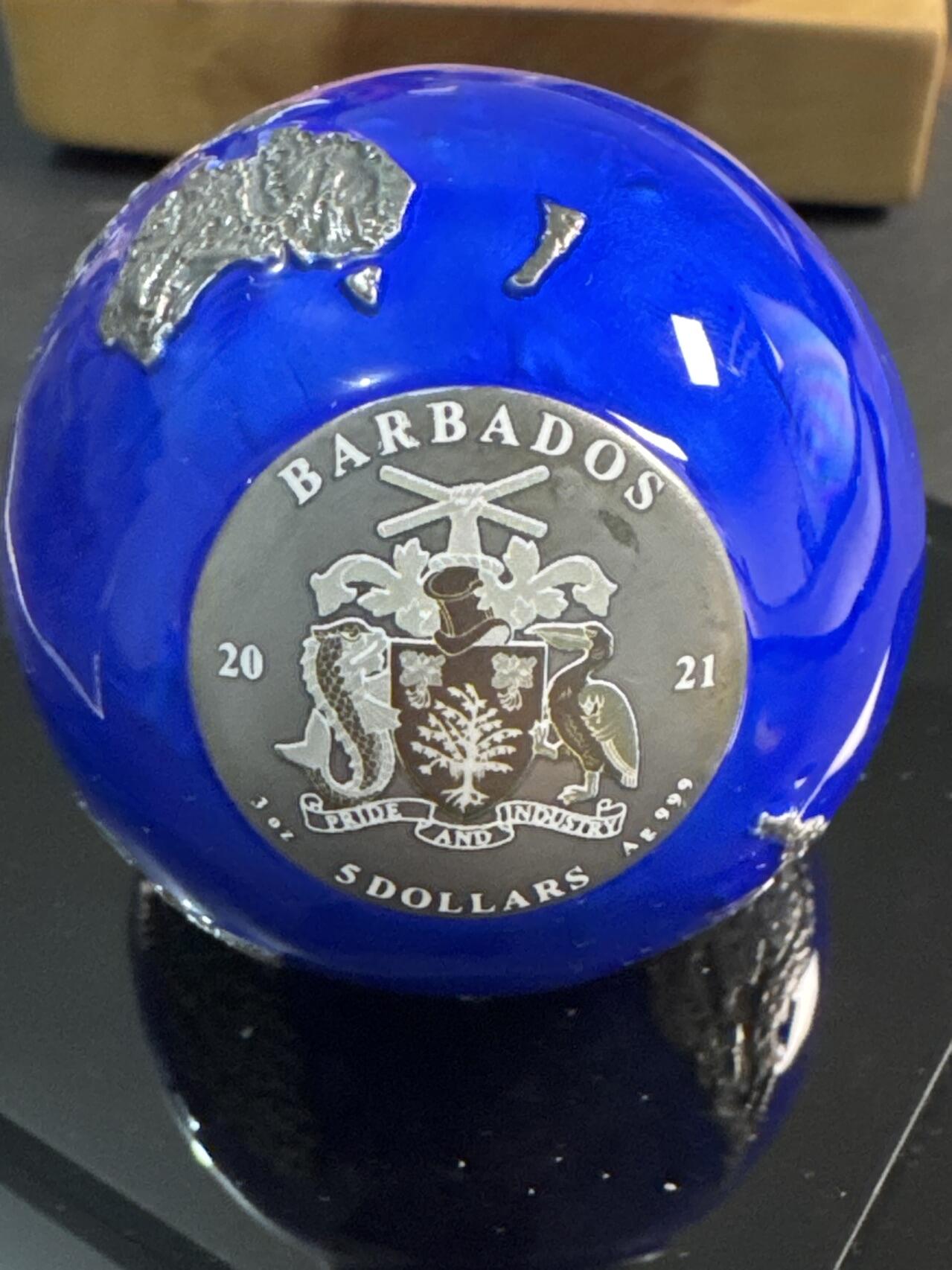 ❤️【币观天下】❤️ 第345期钱币拍卖场- 2026.3.20周五晚上6点半场 长期征集拍品  2021年巴巴多斯5元仿古蓝色珐琅球形银币 蓝色珠子-地球在晚上 3盎司999银 发行量：999 盒证全