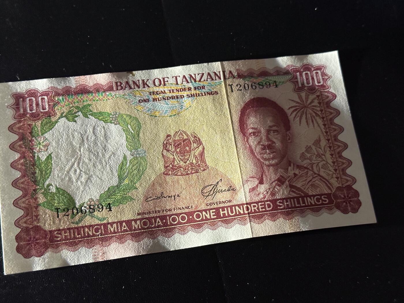 《外钞收藏家》第六百一十九期（精品场）（长期征集拍品、欢迎藏友们联系合作） 坦桑尼亚100先令  UNC- 尾894 币上有个污点